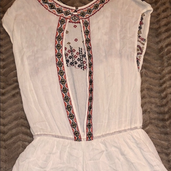 Embroidered romper with an open back - Picture 5 of 6